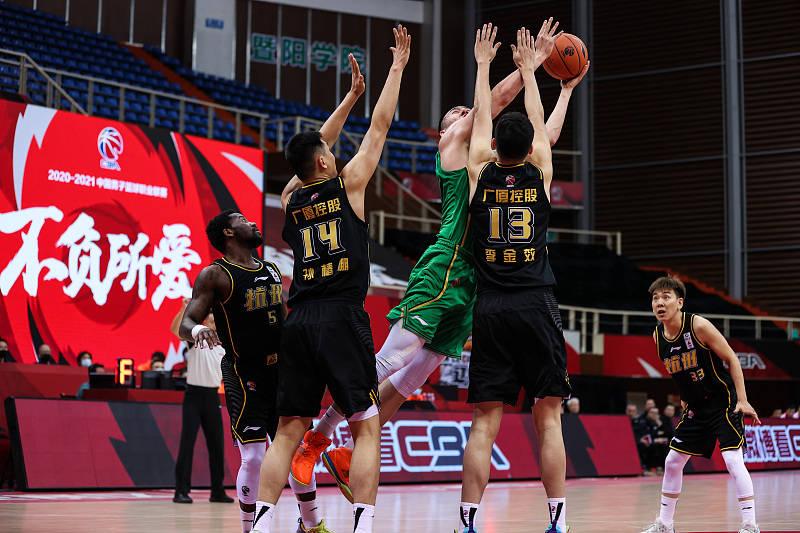 纽卡斯尔发布备战花絮，赛前手感冰凉，CBA季后赛任务艰巨，更衣室氛围转暖的简单介绍