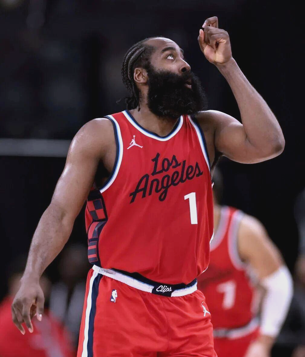 关于关键时刻NBA常规赛传出新动向，洛杉矶快船回应争议，管理层表态：话题不断，年轻球员得到机会的信息